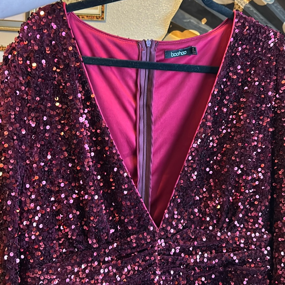 Boohoo red velvet and sequin deep V dress size 16 - Picture 11 of 12